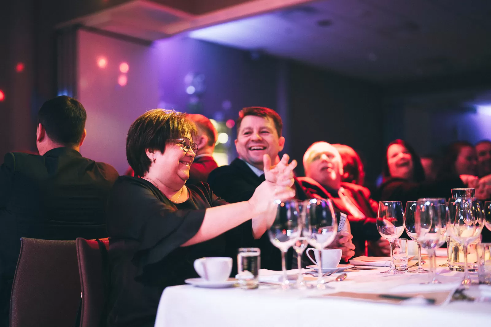 Guests laughing during a Hans Grane performance