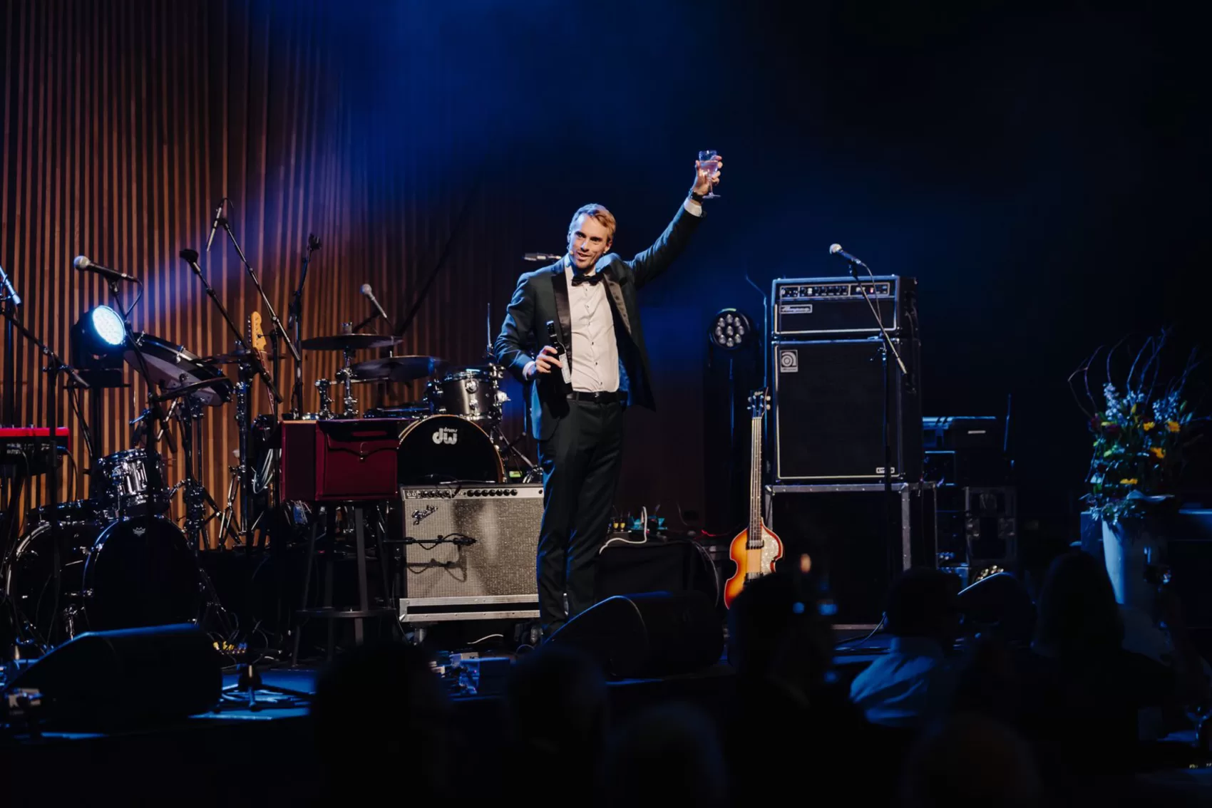 Hans Grane sk&aring;ler og underholder p&aring; et julebord