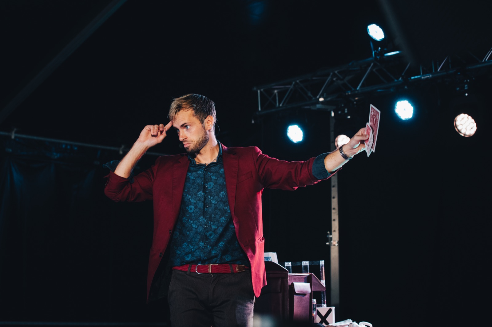 Hans Grane kaster spillkort p&aring; scenen under et show