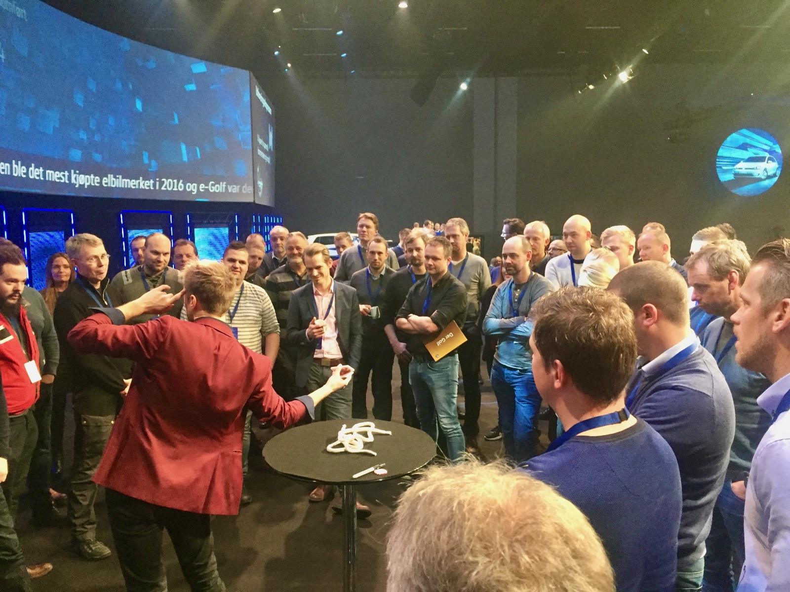 Hans Grane samler en folkemengde med magi p&aring; en messe