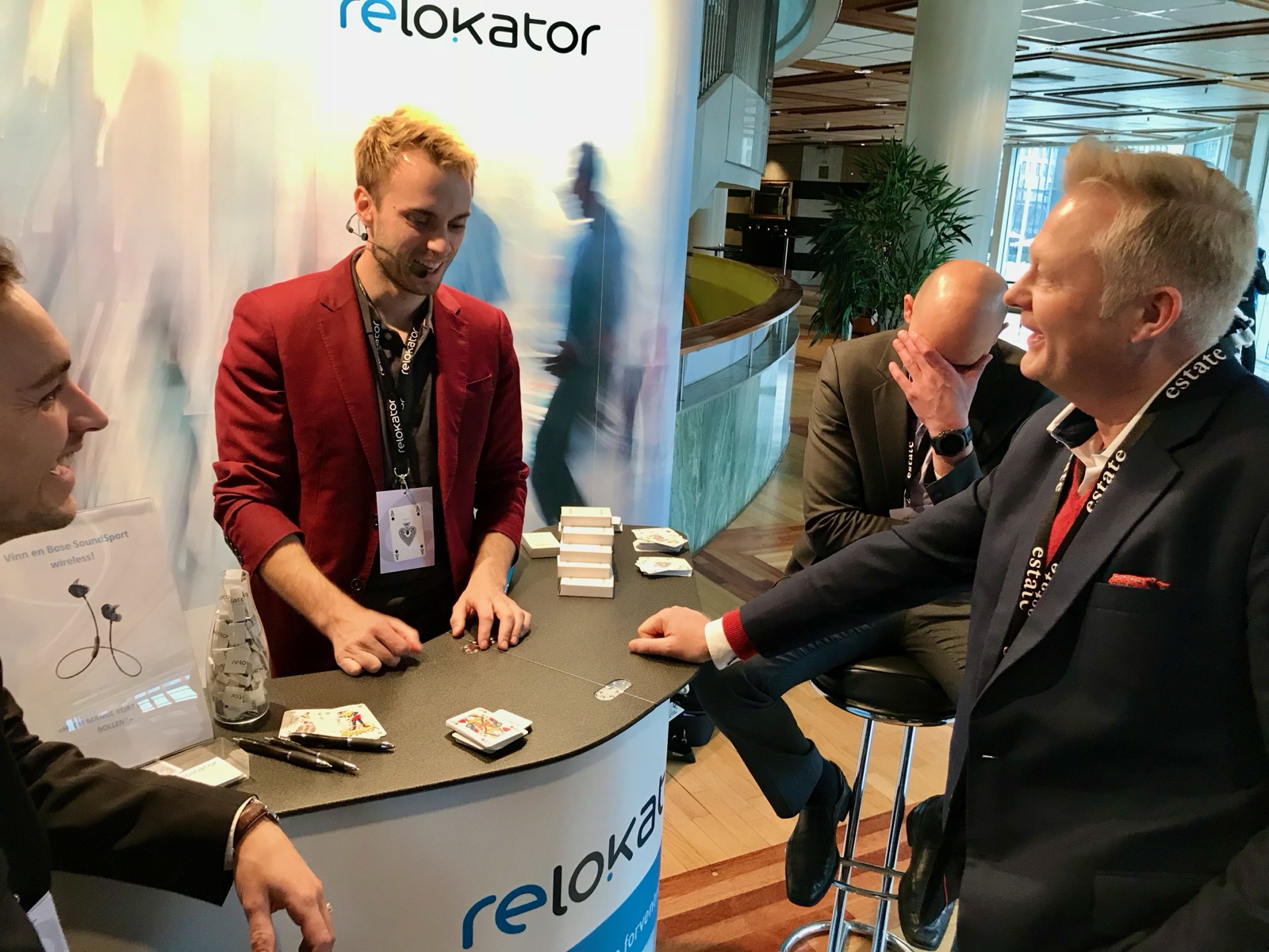 Hans Grane gj&oslash;r n&aelig;rmagi p&aring; en messestand og fanger oppmerksomheten til bes&oslash;kende
