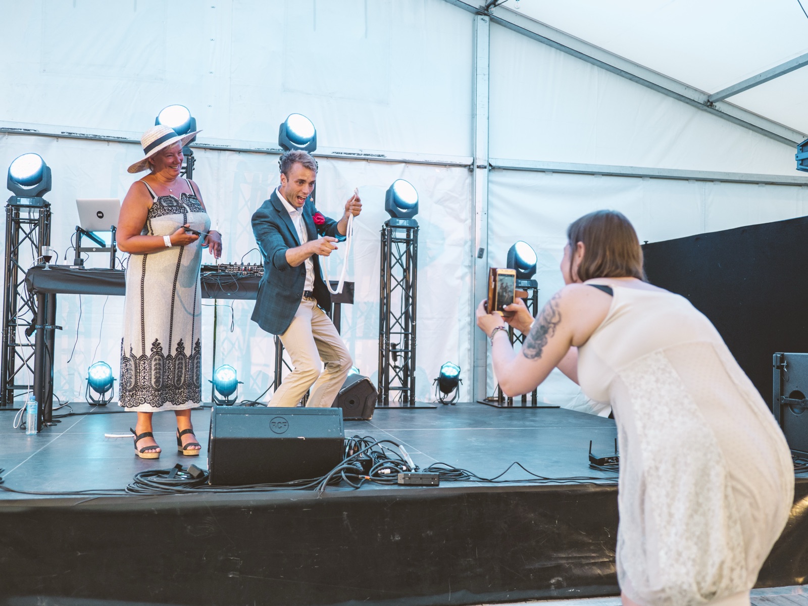 Hans Grane underholder med magi på scenen under en sommerfest